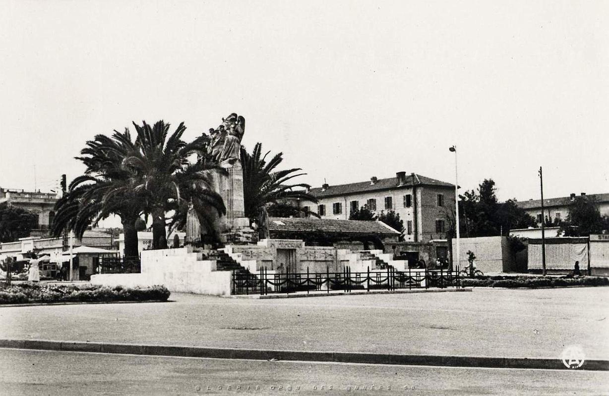 Sidi bel abbes 520- Monument aux morts COLLECTION DES AMIS DE ND DE SANTA CRUZ.jpg